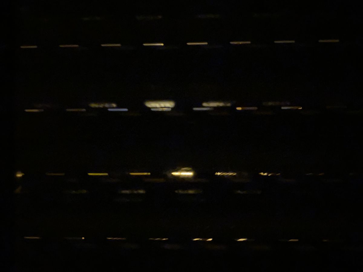夜晚墙上的光影